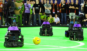 中國足球捧了世界杯——原來是機(jī)器人?。ńM圖）