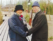 89歲的老公每天一封動(dòng)人的情書(shū)給重癥監(jiān)護(hù)室的86歲老伴