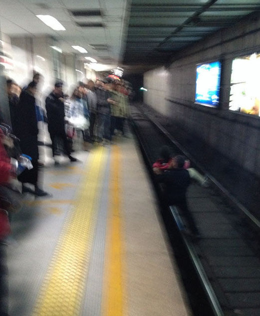 北京一女子地鐵臥軌被強(qiáng)行抱出