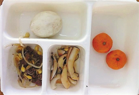 網(wǎng)曝溫州一小學(xué)學(xué)生午餐寒酸 老師大魚大肉(圖)