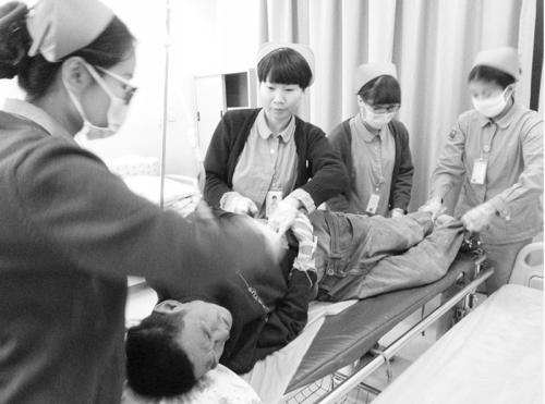 男子蜷縮街頭已凍僵 被救起落淚稱(chēng)兩天沒(méi)吃飯