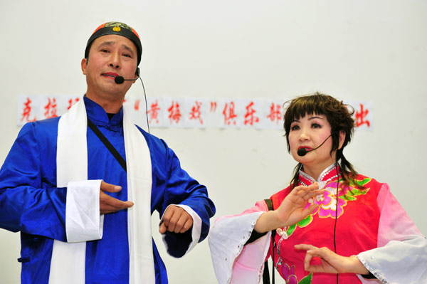 克拉瑪依老義工為油城社區(qū)老人送戲