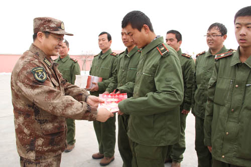 兵團領導為一線士兵送去春節(jié)學習用品