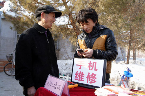 新疆兵團(tuán)六師共青團(tuán)農(nóng)場百名“雷鋒”真情服務(wù)社會