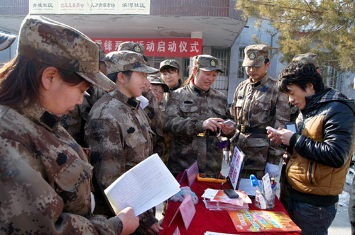 新疆兵團(tuán)六師共青團(tuán)農(nóng)場百名“雷鋒”真情服務(wù)社會