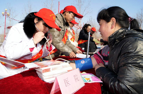 新疆兵團(tuán)六師共青團(tuán)農(nóng)場百名“雷鋒”真情服務(wù)社會