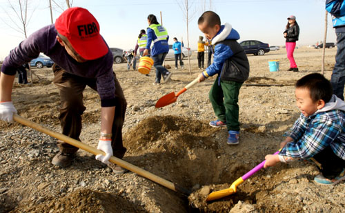 新疆克拉瑪依：清明假期植樹忙