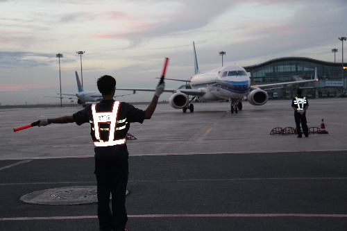 南航愛(ài)心助飛和田鄉(xiāng)村小學(xué)足球隊(duì)赴烏參賽