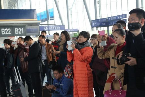 健美操跳進(jìn)候機(jī)樓 南航“快閃”號召學(xué)習(xí)雷鋒“快行動”