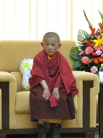 第六世德珠活佛坐床后第一次在拉薩禮佛、參觀