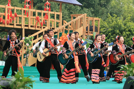 中央電視臺(tái)“心連心”藝術(shù)團(tuán)赴普洱慰問(wèn)演出