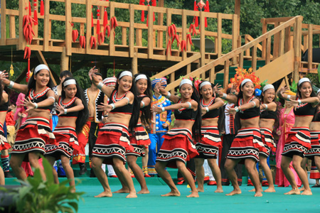 中央電視臺(tái)“心連心”藝術(shù)團(tuán)赴普洱慰問(wèn)演出