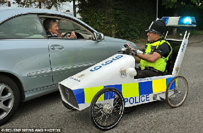 英警察發(fā)明“山寨巡邏車(chē)”不為抓賊為親民