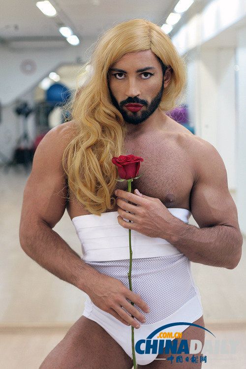 俄羅斯猛男雷人裝現(xiàn)身街頭 獲封男神GaGa