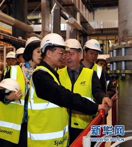 溫家寶考察冰島赫利舍迪地?zé)犭娬? style=