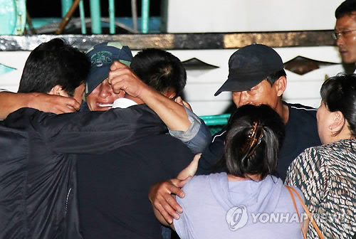 圖：韓國被釋漁船及全部船員安全抵韓 船員身體健康