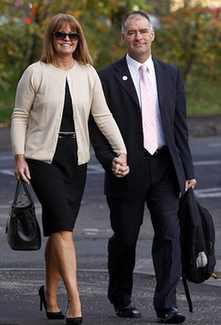 英政黨前主席參與群交被曝光 因作偽證等罪名受審