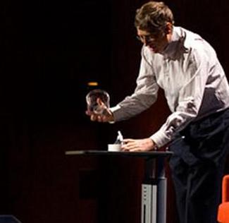 蓋茨發(fā)表抗瘧演講 當場放蚊子“咬人”嚇觀眾