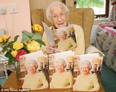 英國(guó)老壽星不滿女王賀卡千篇一律 威廉王子登門致歉