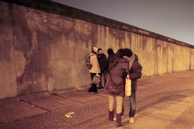 各國領(lǐng)導(dǎo)人齊聚紀念柏林墻倒塌20周年