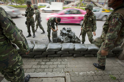 曼谷兩警察遇襲身亡 政府宣稱不影響和解進程