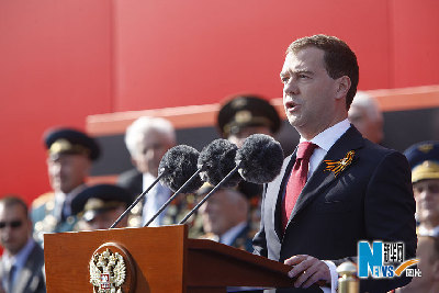 俄羅斯舉行紀(jì)念衛(wèi)國(guó)戰(zhàn)爭(zhēng)勝利65周年閱兵式