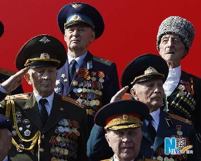 俄羅斯舉行紀念衛(wèi)國戰(zhàn)爭勝利65周年閱兵式