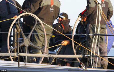 恢復(fù)正常生活?英國(guó)石油公司CEO看帆船比賽遭批評(píng)