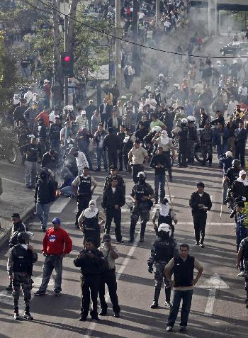 厄瓜多爾警察爆發(fā)騷亂 總統(tǒng)受困軍方強(qiáng)攻營(yíng)救