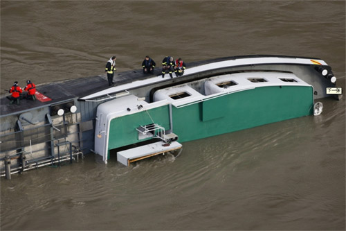 德國萊茵河裝載硫酸運(yùn)輸船傾覆