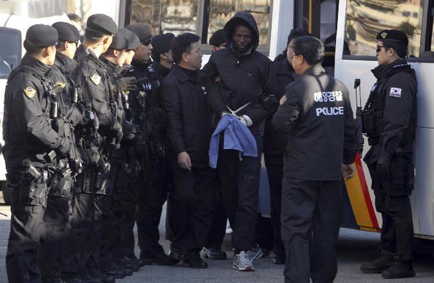 組圖:索馬里海盜被押送至韓國(guó)警察總部