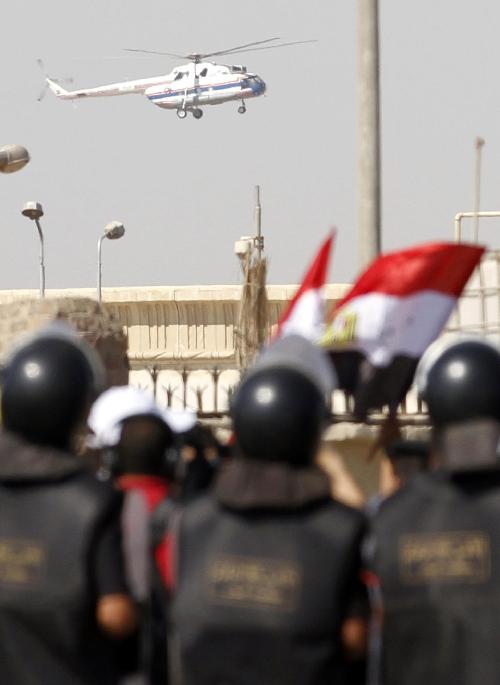 穆巴拉克飛抵開(kāi)羅警察學(xué)院 準(zhǔn)備接受審判（組圖）