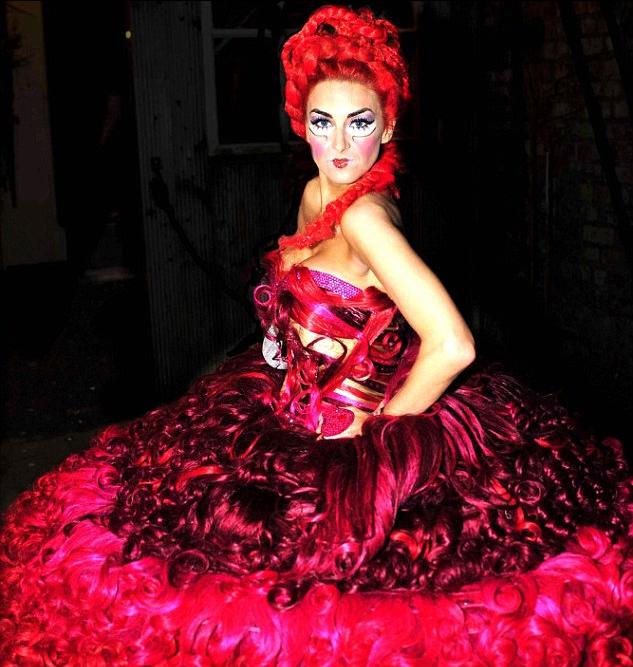 英設(shè)計師打造詭異“頭發(fā)婚紗” 欲請Lady Gaga試穿