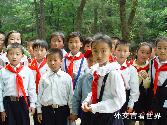 參觀萬景臺金日成故居的朝鮮學(xué)生們（優(yōu)秀獎(jiǎng)）