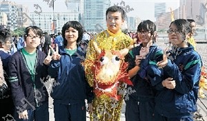 八一跳傘隊(duì)員成澳門學(xué)生偶像:都是帥哥靚女