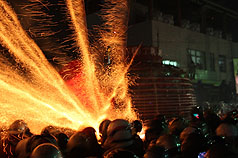 臺(tái)南縣鹽水蜂炮 數(shù)十萬(wàn)發(fā)狂炸