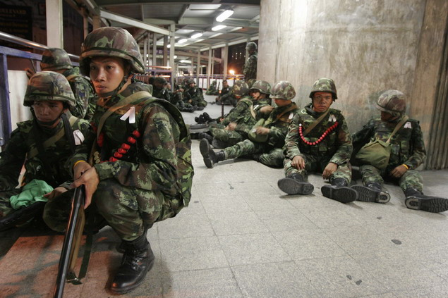 泰政府重兵把守曼谷金融中心 紅衫軍欲請聯(lián)合國監(jiān)督