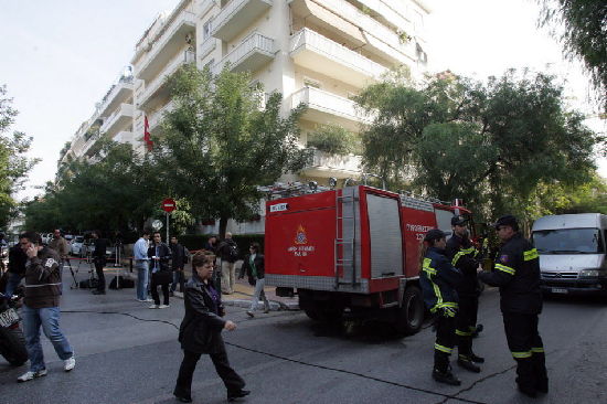 雅典連連接到炸彈包裹 議會(huì)外和多國使館發(fā)生爆炸