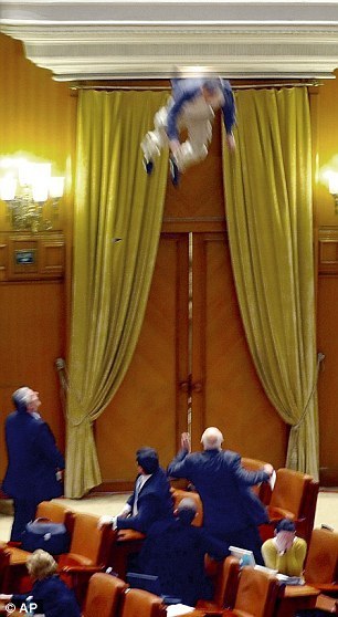 羅馬尼亞男子在議會“跳樓自殺” 抗議財政緊縮