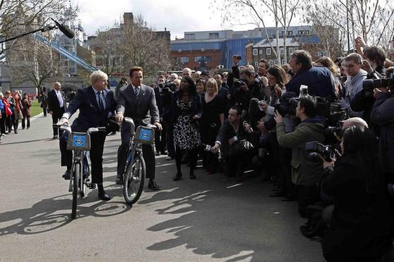 施瓦辛格與倫敦市長騎自行車宣傳環(huán)保