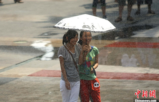 多地遭遇高溫天——青島海濱浴場成“人海”