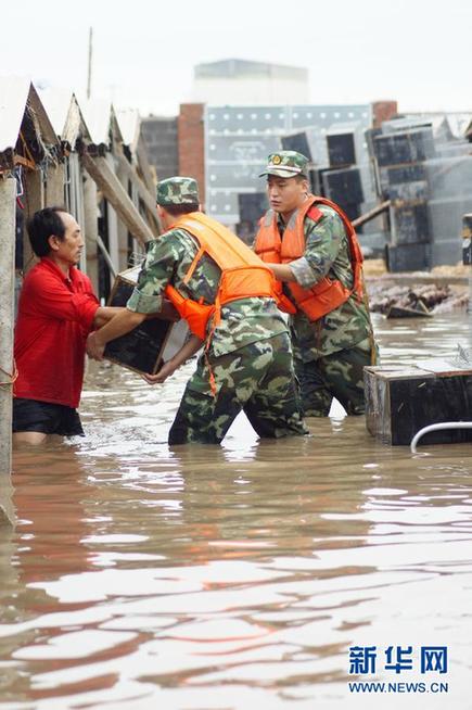 臺風(fēng)暴雨逼停京哈線70趟列車 沖鋒舟進(jìn)車站