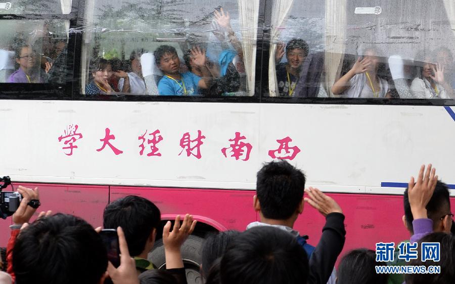 蘆山中學(xué)高三學(xué)生趕赴成都異地復(fù)課