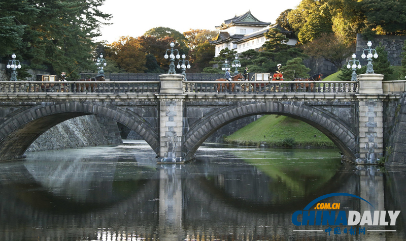 日本天皇打破傳統(tǒng) 與美國新任駐日大使卡羅琳握手