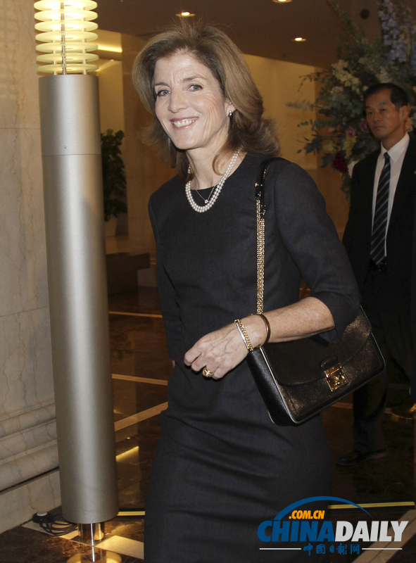 日本天皇打破傳統(tǒng) 與美國新任駐日大使卡羅琳握手