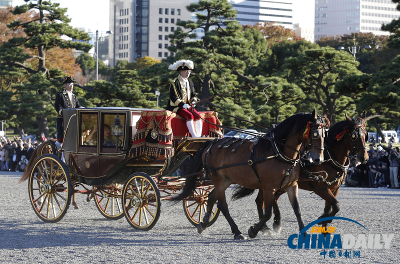 日本天皇打破傳統(tǒng) 與美國(guó)新任駐日大使卡羅琳握手