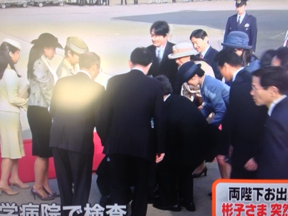 日本女親王機場迎接天皇夫婦 突然暈倒引騷動