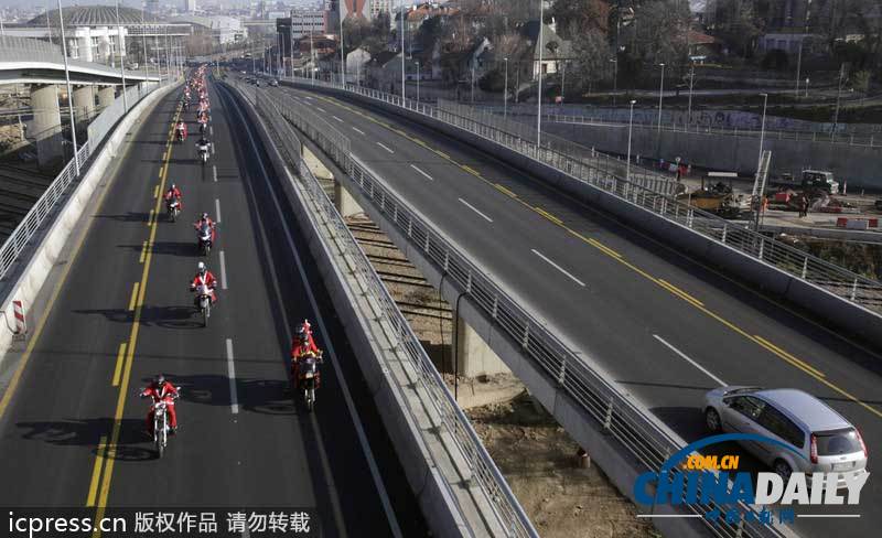 百名圣誕老人機車大游行 為兒童送禮物異常拉風