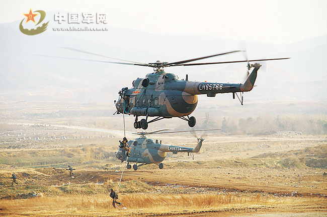 南京軍區(qū)陸航某旅組織特戰(zhàn)分隊進(jìn)行機(jī)降突擊訓(xùn)練
