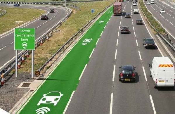邊開車邊充電？英國將測試電動(dòng)車無線充電公路